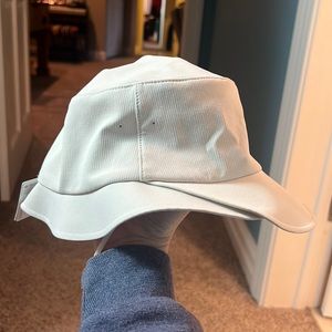 Lulu lemon white wide-brim bucket hat with straps